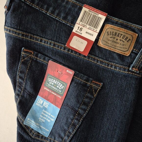 Levis Signature Blue Low Rise Boot Cut Jeans Womens 16M Inseam 30 - Picture 5 of 7